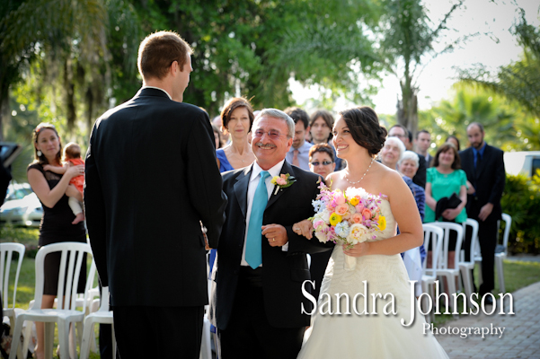 Best Lakeside wedding at Paradise Cove in Orlando, Florida - Wedding photographer - Sandra Johnson (SJFoto.com)
